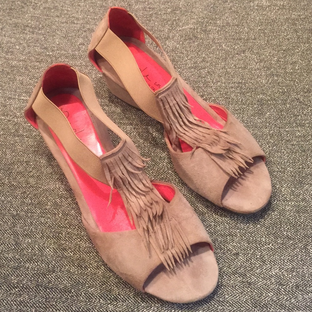 PAS DE ROUGE Tan Open Toe Suede Wedges Fringe Detail Sz 10
